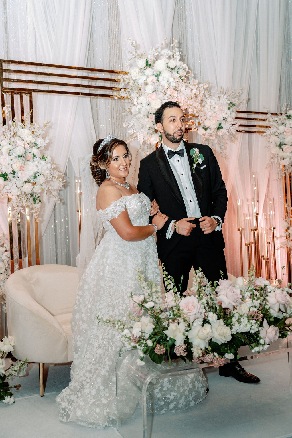 Newlyweds stand at their luxurious head table at Cielo At Castle Pines